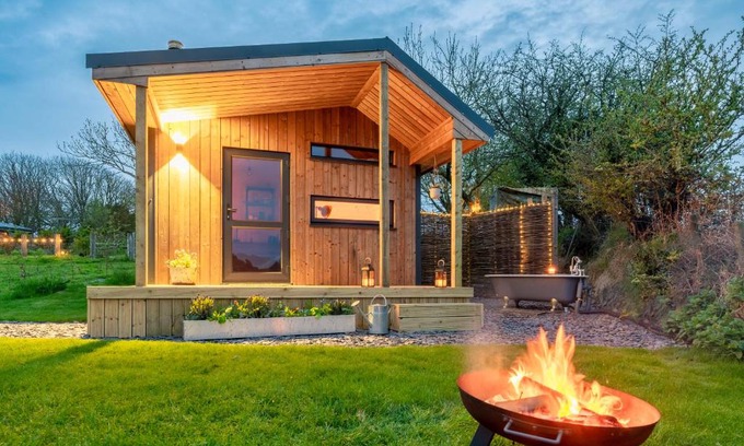 Mabe Apartment | Luxury Glamping Cabin with Outdoor Bath on Cornish Meadow