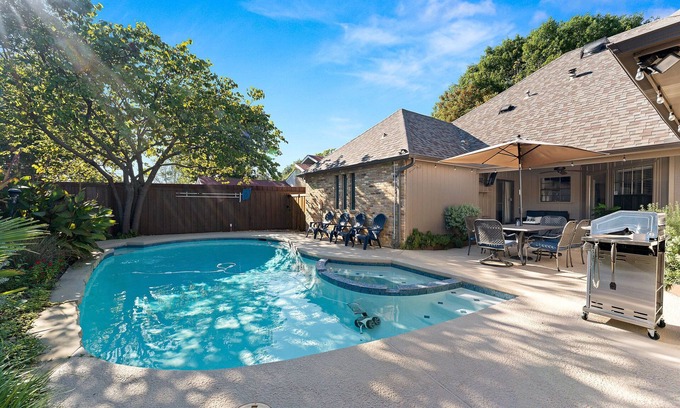 Lake Highlands House | Luxury Home Sleeps 20 with Heated Pool & Billiard