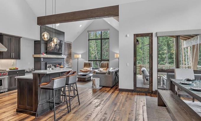 Warrior's Mark House | Luxury + Hot Tub + Close to Golf/Fishing/Skiing - Restoration on the River