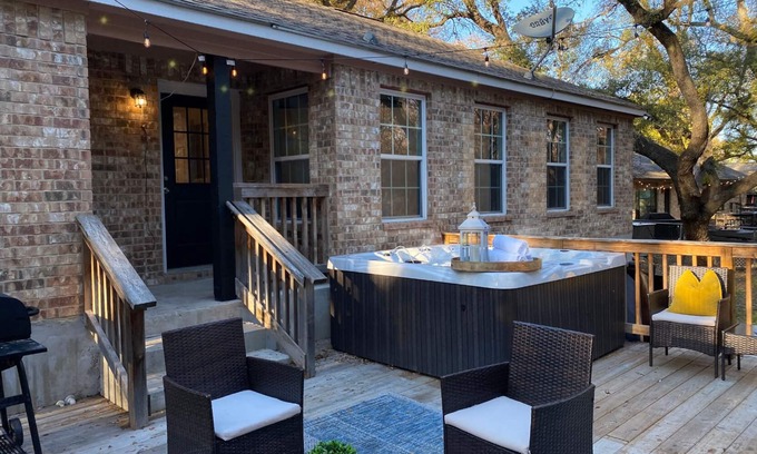 Cibolo House | Luxury Hot Tub Near San Antonio- 6 Bds- private!