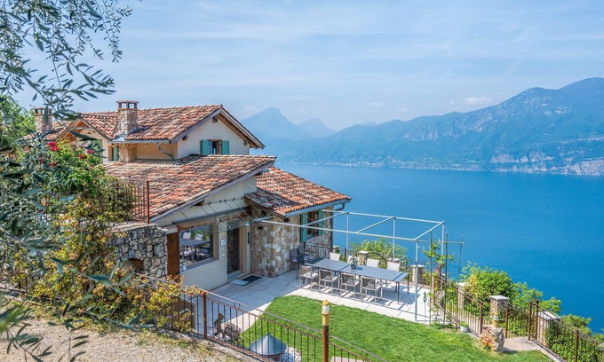 Brenzone sul Garda Villa | Luxury villa on quiet hillside with stunning views and romantic Olive Grove