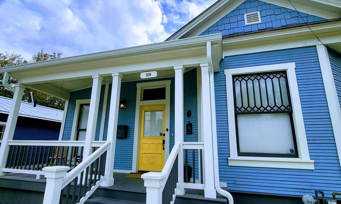 Southtown House | Luxury Lavaca Historic Downtown SAnwalk to Hemisfair, conventions, Riverwalk