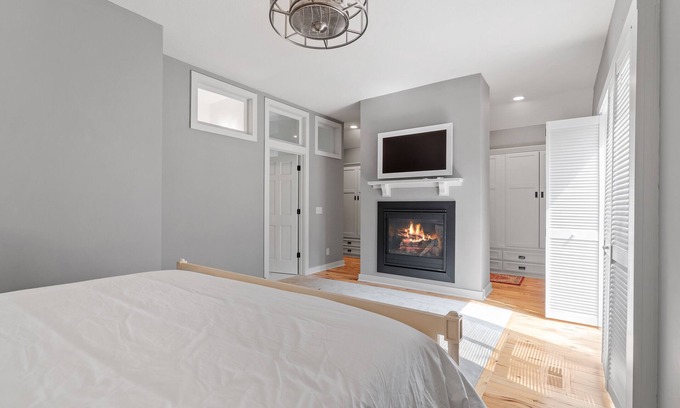 Saint Michael House | Luxury Loft, Quiet, Easy Access to Downtown MN, Premium Furnishings.