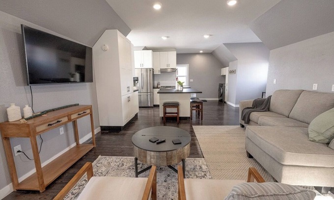 Clairmont Apartment | Luxury Loft- WIFI | Smart TV | Kitchen Essentials