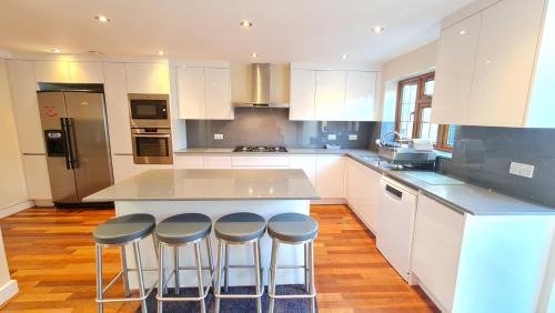 Cranbrook House | Luxury London House Sleeps x 16, Free Parking, Free Wifi, Garden Patio, Close to tube line easy access to Central London