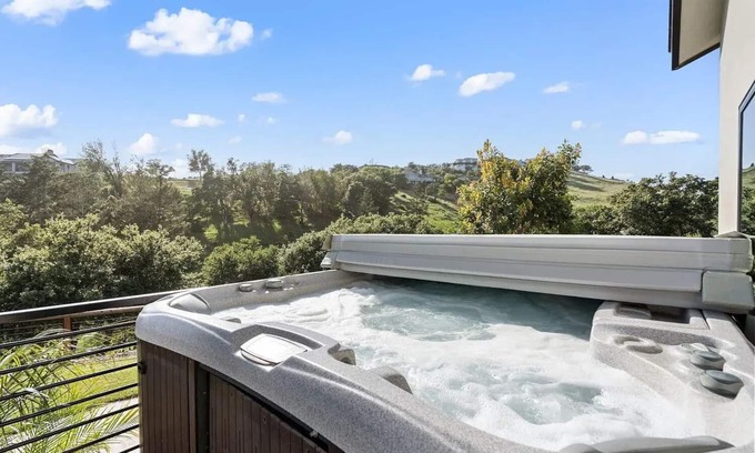 Santa Rosa House | Luxury Meets Wine Country in this modern estate, overlooking the 8th fairway.