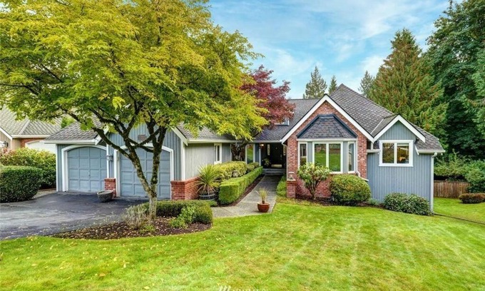 Sammamish Villa | Luxury, modern, Bright villa w/deck, back yard, fire pit