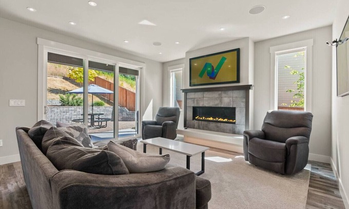 McMinnville House | Luxury Modern Home Near Wineries, Fine Dining, Shopping and Downtown McMinnville