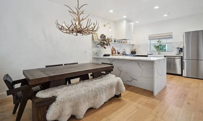 Government Camp Villa | Luxury Mountain Townhome Steps to Government Camp, Ski Bowl, Pool & Hot Tub