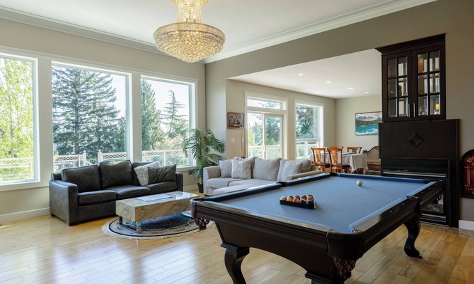 Regional District of Nanaimo House | Luxury Rainbow House, Private with Pool Table, and Oceanview