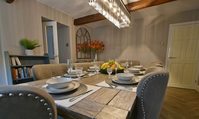 Fence House | Luxury retreat - Log fire, parking, stunning views