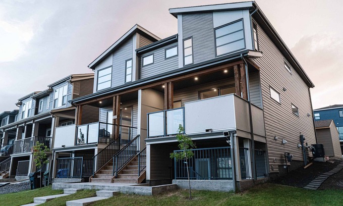 Keith House | Luxury Retreat & Central AC Banff 1hr Garage