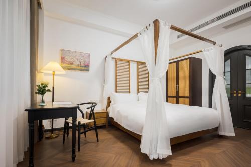 Suzhou Old Town House | Luxury Riverside House with Garden in Central Suzhou