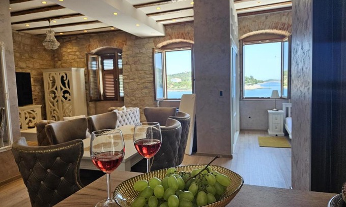 Vis Apartment | Luxury Seafront Suite Fabri