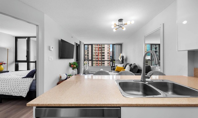 Bay Cloverhill Condo | Luxury Stay in Yorkville