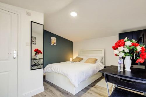 Little Holland Apartment | Luxury Studio Cabin - Central Location - Parking