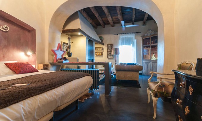 Santa Pau Cottage | LUXURY SUITES MANOR. Swimming pool. BBQ. Waterfall. Volcanoes. Up to 14 people