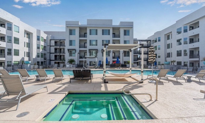 Riverside Apartment | Luxury Tempe Stay 1BR w/Patio, Gym & Business Center