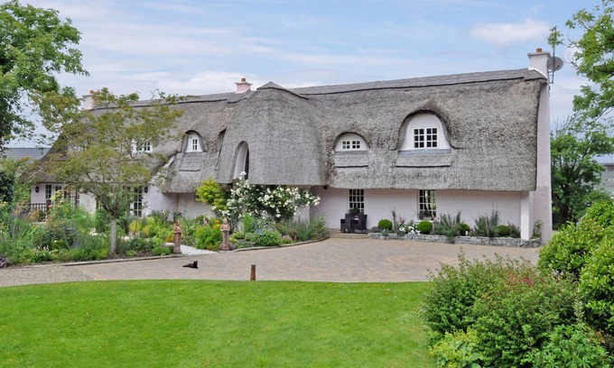 Clarinbridge House | Luxury Thatched Country House situated close to Clarenbridge