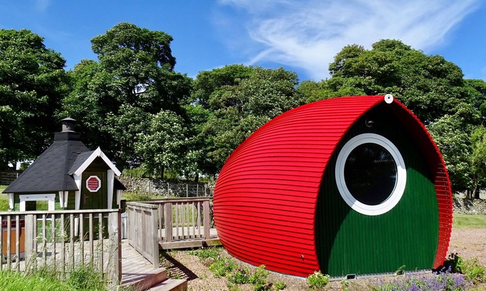 Lauder Cabin | Luxury Tiny Home sleeps 2 with Hot Tub and private BBQ hut