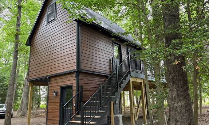 Greenwood House | Luxury Treehouse with Large Deck