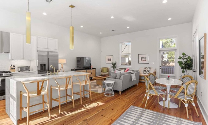 West Riverside House | Luxury Uptown 4BR | Courtyard | Elegantly Designed