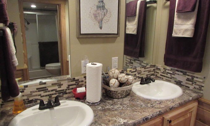 Willis Cabin | Luxury vacation cabin: fish from your private deck!