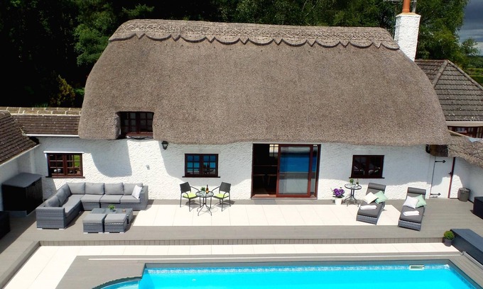Three Legged Cross Cottage | Luxury villa for 22 people with pool, jacuzzi, large garden and private pub!