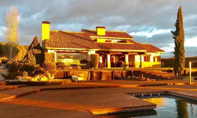 Requena Villa | Luxury villa "La Traviesa". Site in a valley of vineyards