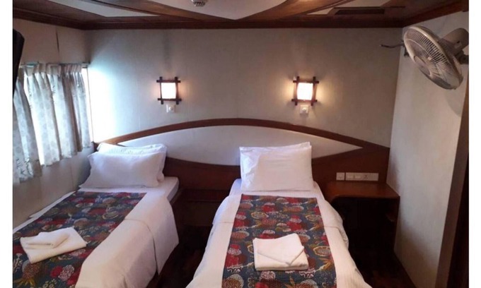 Vaavu Atoll House | Luxury yacht for diving trips