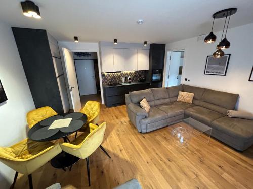 Harrachov Apartment | Luxusní apartmán GRAND v centru Harrachova se saunou, wallboxem EV, parkováním zdarma, Netflix a HBO, velkým balkonem a výhledem na Čertovu horu ,sjezdovku a skokanské můstky