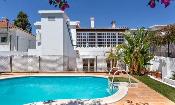 Falca Villa | Lx Villa -10m to downtown up to14 ppl,heatable pool and lift