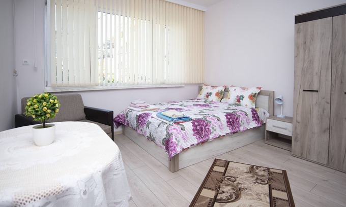 Burgas Center Apartment | Lynn's Oasis-Ocean Touch in Core Downtown