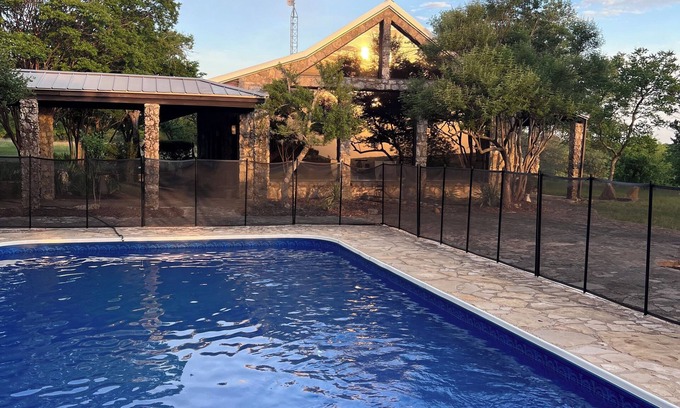 Glen Rose House | M'walimu 4 BR w/Pool, Farm Stay- Flower Farm, Goats, Pigs, Disc Golf!