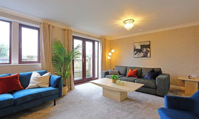 Dewsbury House | M1/M62-Free Parking+WiFi/8 beds/3 TVs/Office