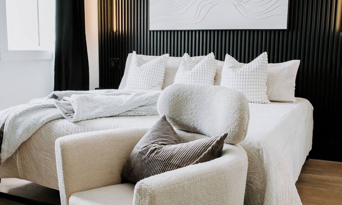 Dalhousie Apartment | M2 - Standard King room # 1 (lower level)