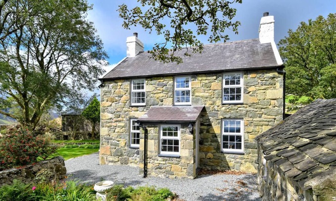 Llanaelhaearn House | Maes y Llan in Caernarfon