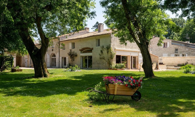 Saint-Georges-des-Coteaux House | Magnificent family estate in the heart of Saintonge sleeps up to 21
