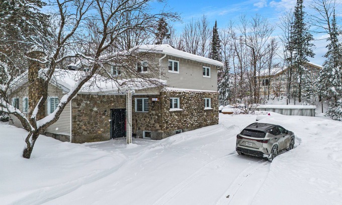 Saint-Hippolyte Ski Chalet | Magnifique chalet location d'exception dans un univers chaleureux à St-Hippolyte