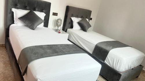 Oujda House | Magnifique maison famiiale moderne spacieuse de 150 m Avec de 3 chambres ,confortables et d un grand salon et terrasse, Idealement situee a 9 min du centre-ville elle se trouve à proximite de la route principale menant a l aeroport Berkane et Saidia