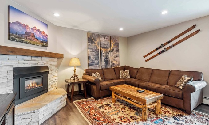 Historic District Condo | Main St Condo with Fireplace & Mountain Views