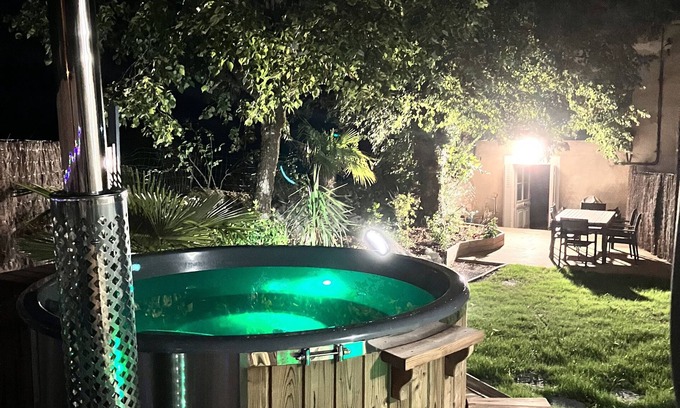 Ceyzerieu House | Maison Bohème Avec Bain Nordique. Vélo et Table de Ping-pong. Animaux Bienvenus