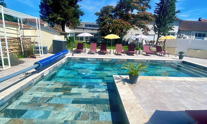 Gueugnon House | Maison Bourgogne 400m2, 2 Piscines Intérieure/extérieure,spa, Commerces à 50m