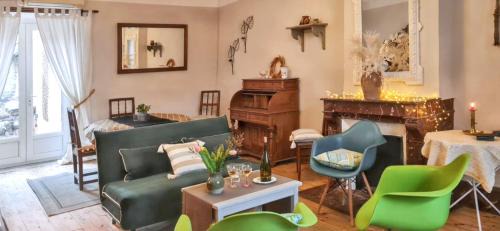 Mauzun House | Maison charmante à Mauzun avec jardin et patio fleuri