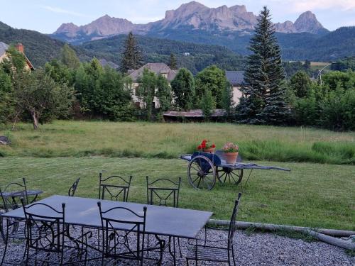 Barcelonnette House | Maison dans parc clôturé