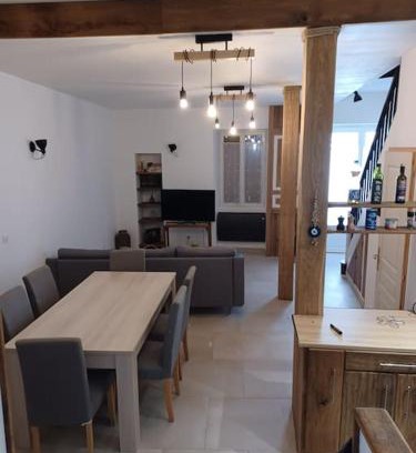 Saint-Pierre-de-Cole House | Maison de bourg