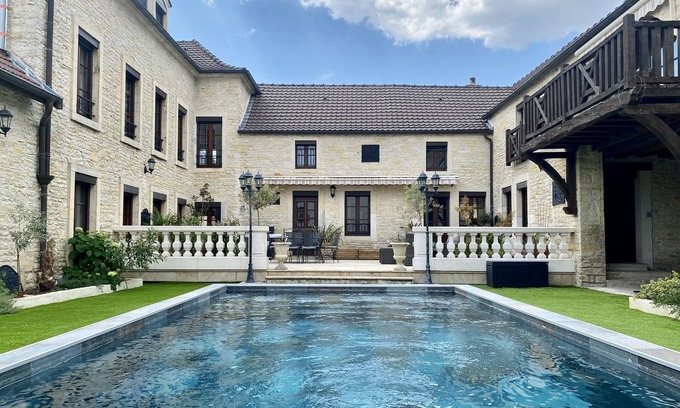 Corcelles-les-Monts Villa | Maison en Pierre Dans un Cadre Idyllique, Piscine + Hammam. 20 Personnes