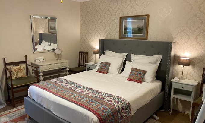 Le Vigeant Bed & Breakfast | Maison La Roche Chambre D'hotes