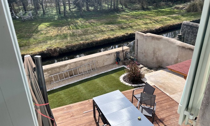 Ebreuil House | Maison Terrasse au Bord de L'eau