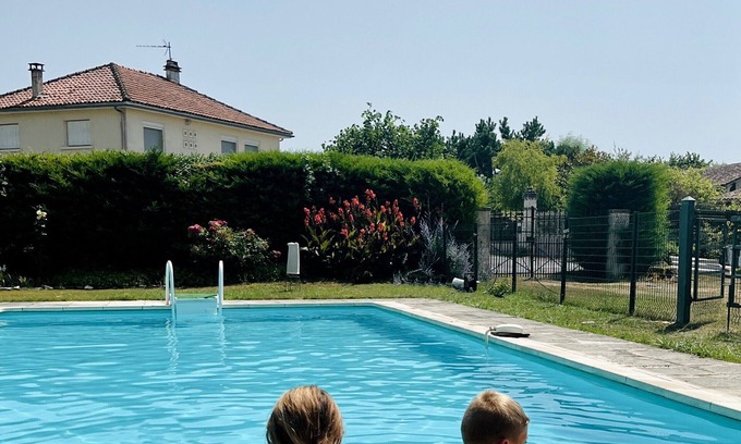 Cherval House | Maison Toile Moss - Luxury vacation home with pool in the Dordogne! Up to 6 people